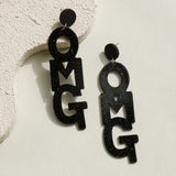 Boucles d’Oreilles "OMG" – L’audace en lettres capitales