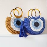 Sac à main bohème à grande capacité fait main en crochet, motif géométrique attractif et détail en pompon, parfait pour les voyages et les activités de plein air.